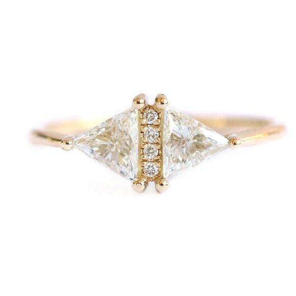 ARTEMER Vintage Diamond Triangle Ring - Delicate geometric engagement ring - Picture 1 of 8